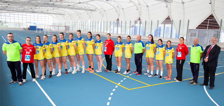 UNEATLANTICO and the sportswomen of the Club Balonmano Pereda update their family photo in the season start