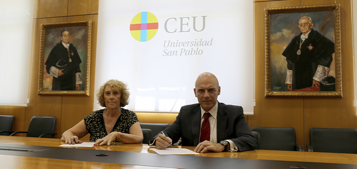 The professor of UNEATLANTICO and director of the FUNIBER Chair, Durántez Prados, signs an agreement with the CEU Casa de Austria Chair