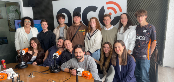 Journalism students visit the facilities of Arco FM and take part in the program “¡A mediodía, alegría!”