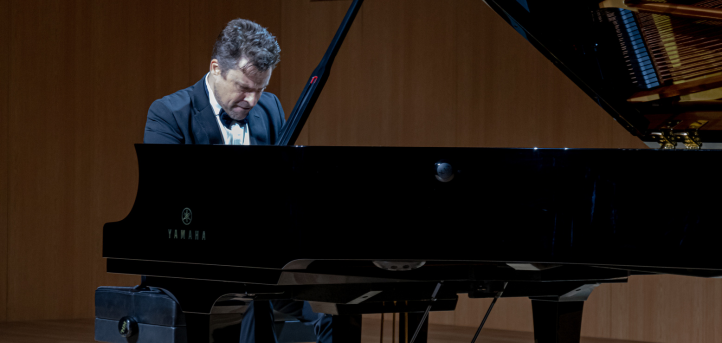 Pianist José Luis Nieto captivates the audience during the celebration of the 10th anniversary of UNEATLANTICO