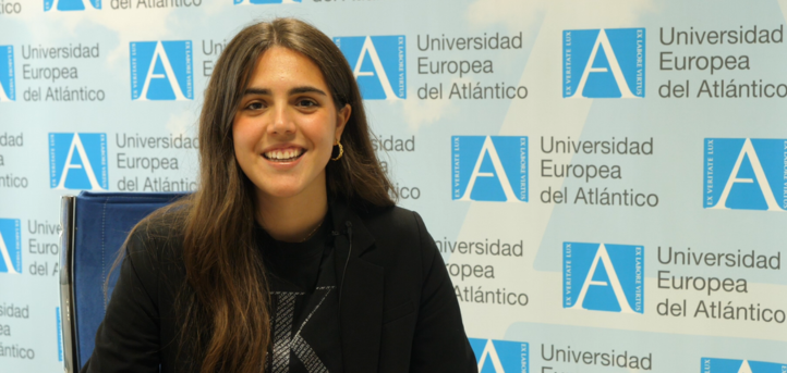 Sofía Gómez, student of Business Administration and Management, presents the volunteer group of UNEATLANTICO