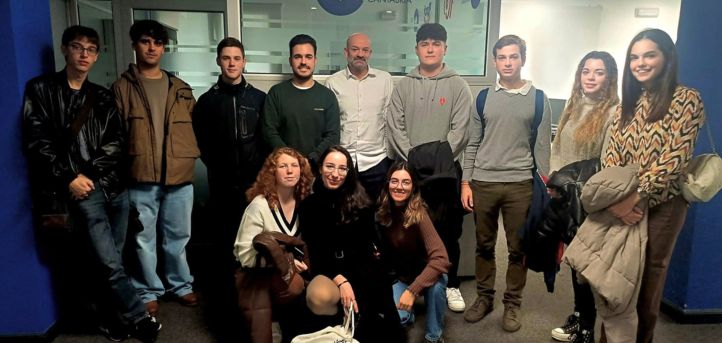 Journalism students visit the facilities of COPE Cantabria and participate in the program “Mediodía COPE”