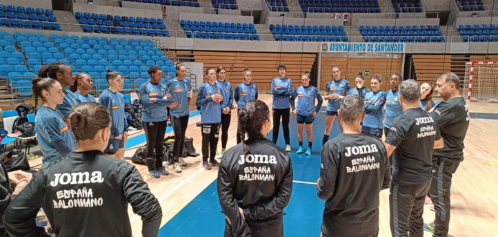 Carlota González, student of UNEATLANTICO, present at the training sessions of the Spanish national handball team prior to the World Cup
