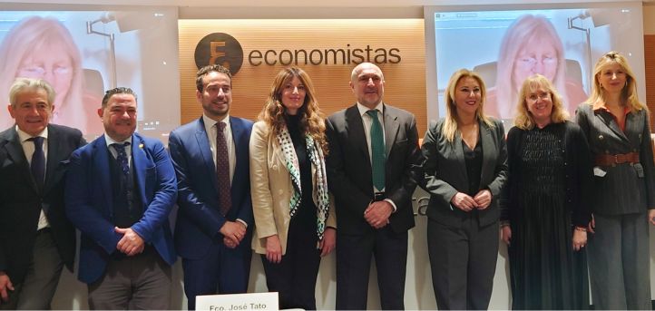 Dr. Silvia Aparicio, vice-rector of UNEATLANTICO, attends the signing of the agreement between CONFEDE and the General Council of Economists