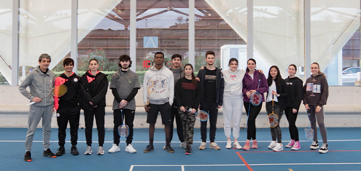 UNEATLANTICO’s SAFD promotes badminton during a practical session together with the Cantabrian Federation