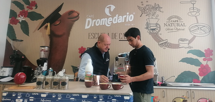 Gastronomy students visit Café Dromedario to learn about the preparation of coffee