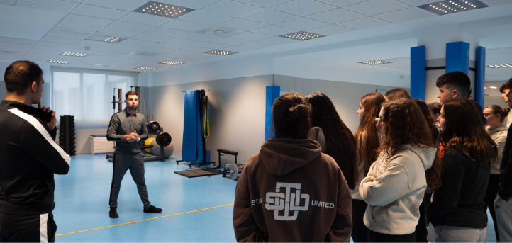 The teacher of UNEATLANTICO Florent Osmani, gives a talk on injury prevention to students of IES Muriedas