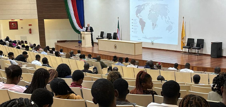 Professor F. Álvaro Durántez gives lectures in Equatorial Guinea on the articulation of the Pan-Iberian Multinational Space or Iberophonia