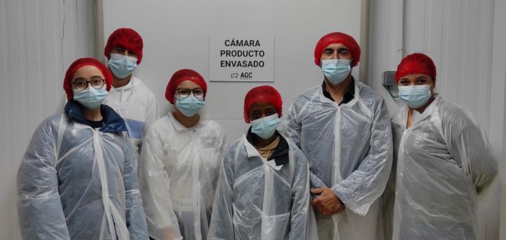 Students of the CTA and IIAA degrees visit AgroCantabria’s facilities with the teacher Javier Gómez