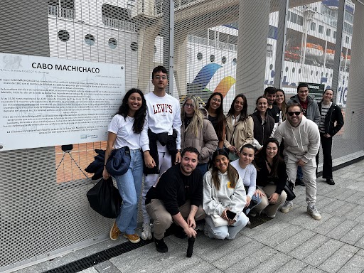 The students of the degree in Primary Education carry out a complementary activity of didactic itinerary through the Bay of Santander.