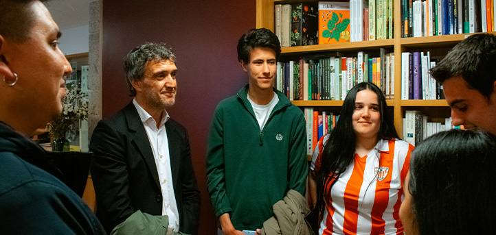 UNEATLANTICO students attend the presentation of Fernando Belzunce’s book “Directors”.