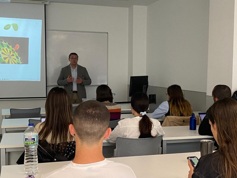 Iñaki Elío presents the Professional Association of Dietitians-Nutritionists of Cantabria to students of the Degree in Human Nutrition and Dietetics