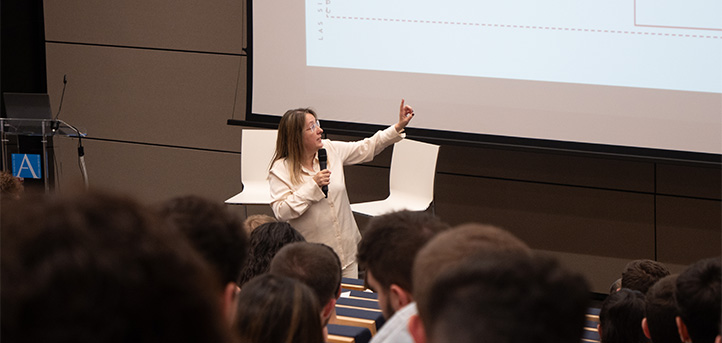 Dr. Maria Mercedes Garcia gives a lecture on learning situations to students of UNEATLANTICO