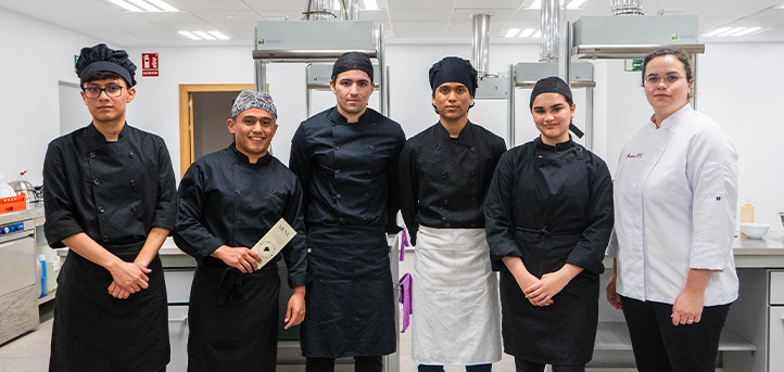 Students of the Gastronomy degree present a menu as part of the subject “Culinary Techniques II”.