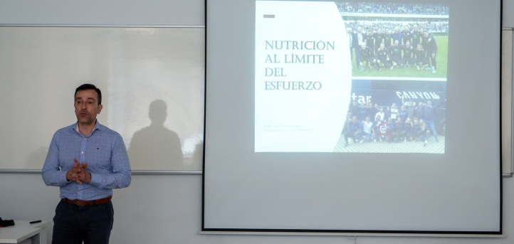 Juan Carlos Llamas, nutritionist of Real Racing Club Santander, gives a talk to students of UNEATLANTICO
