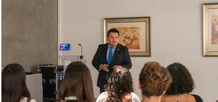 Raúl Torres, migrant deputy of the Mexico City Congress, gives a talk at UNEATLANTICO