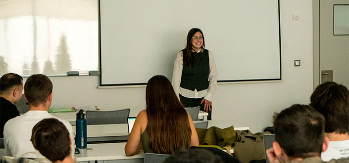 Alba Tapia Vélez, hearing and language specialist, gives a talk to students of the Master’s Degree in Teacher Training at UNEATLANTICO