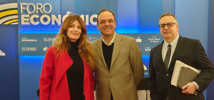 Silvia Aparicio, vice-rector of UNEATLANTICO, participates in the colloquium of the Economic Forum of El Diario Montañés with José Carlos Díez