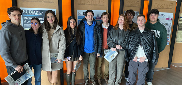 Students from the third year of the Journalism degree visit the Diario Montañés facilities