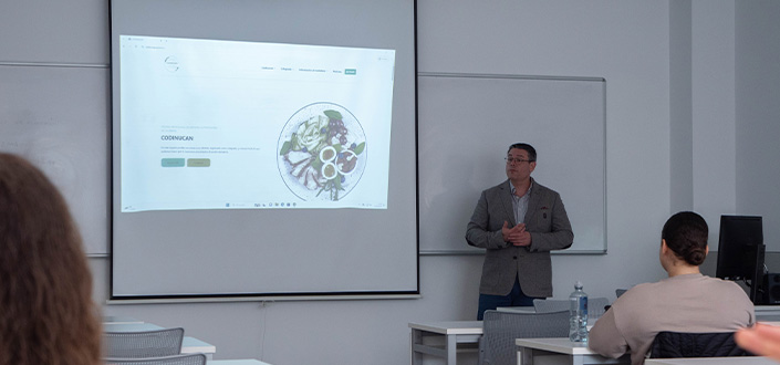 Dr Iñaki Elío presents the Professional Association of Dietitians-Nutritionists of Cantabria to students of the degree in Human Nutrition and Dietetics at UNEATLANTICO