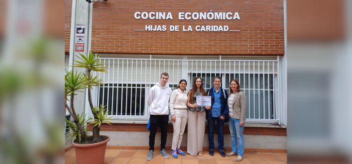 UNEATLANTICO students deliver the funds raised from the Theatre Workshop and University Day to La Cocina Económica.