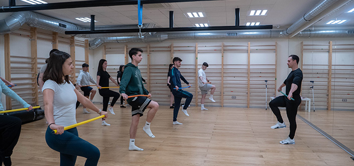 Students from the CAFYD degree programme at UNEATLANTICO participate in a weightlifting workshop
