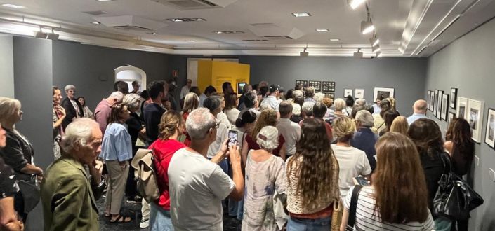 The director of Communication Studies at UNEATLANTICO, Helena Garay, led a guided tour of the exhibition ‘Ruth Orkin. New York – New York’ in Santander