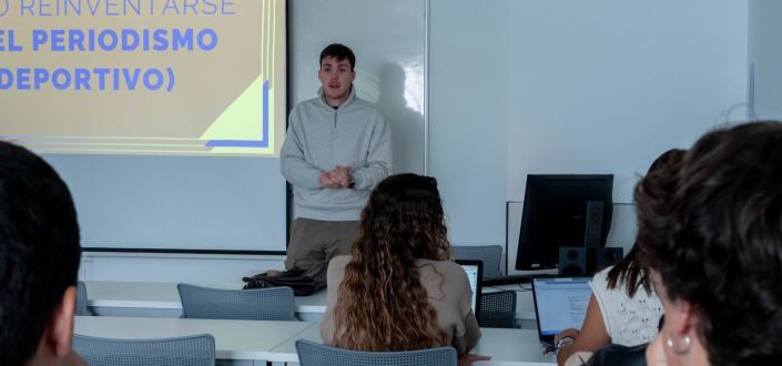 Adrián Lacuesta, graduate of Journalism at UNEATLANTICO, presents his medium ‘La Cabaña de Deportes’ to the fourth-year students