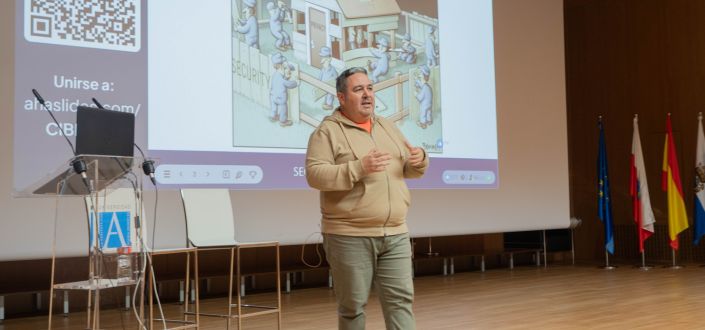 José Carlos Cano, UNEATLANTICO professor, gives a talk on cybersecurity aimed at master’s students