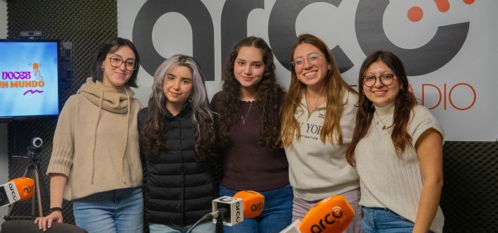 Students of UNEATLANTICO broadcast live the program “6 voices 1 mundo” through Arco FM