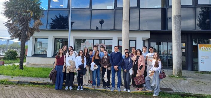 Journalism students visit RTVE and RNE Cantabria facilities