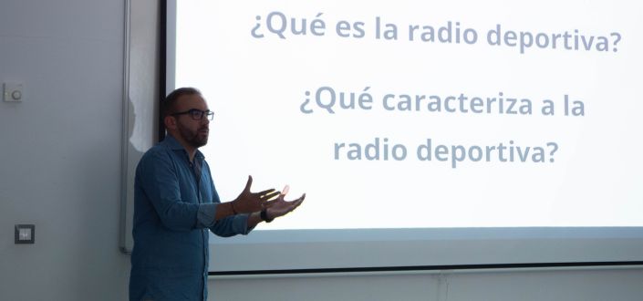 Óscar García Mayo talks to the students of UNEATLANTICO about the reality of sports radio
