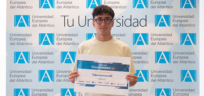 UNEATLANTICO Presents the Prize to one of the Winners of the PHotoFUNIBER’26 International Photography Contest